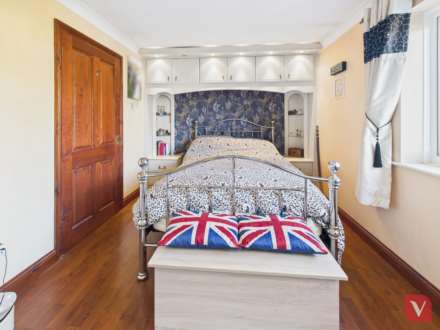 Troon Gardens, Luton, Image 5