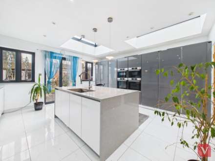 Biscot Road, Luton, Image 7