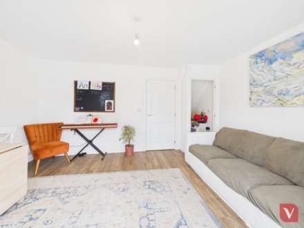 Pantheon Drive, Dunstable, Image 2