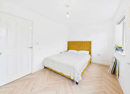 Pantheon Drive, Dunstable, Image 3