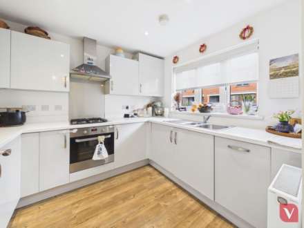 Pantheon Drive, Dunstable, Image 4