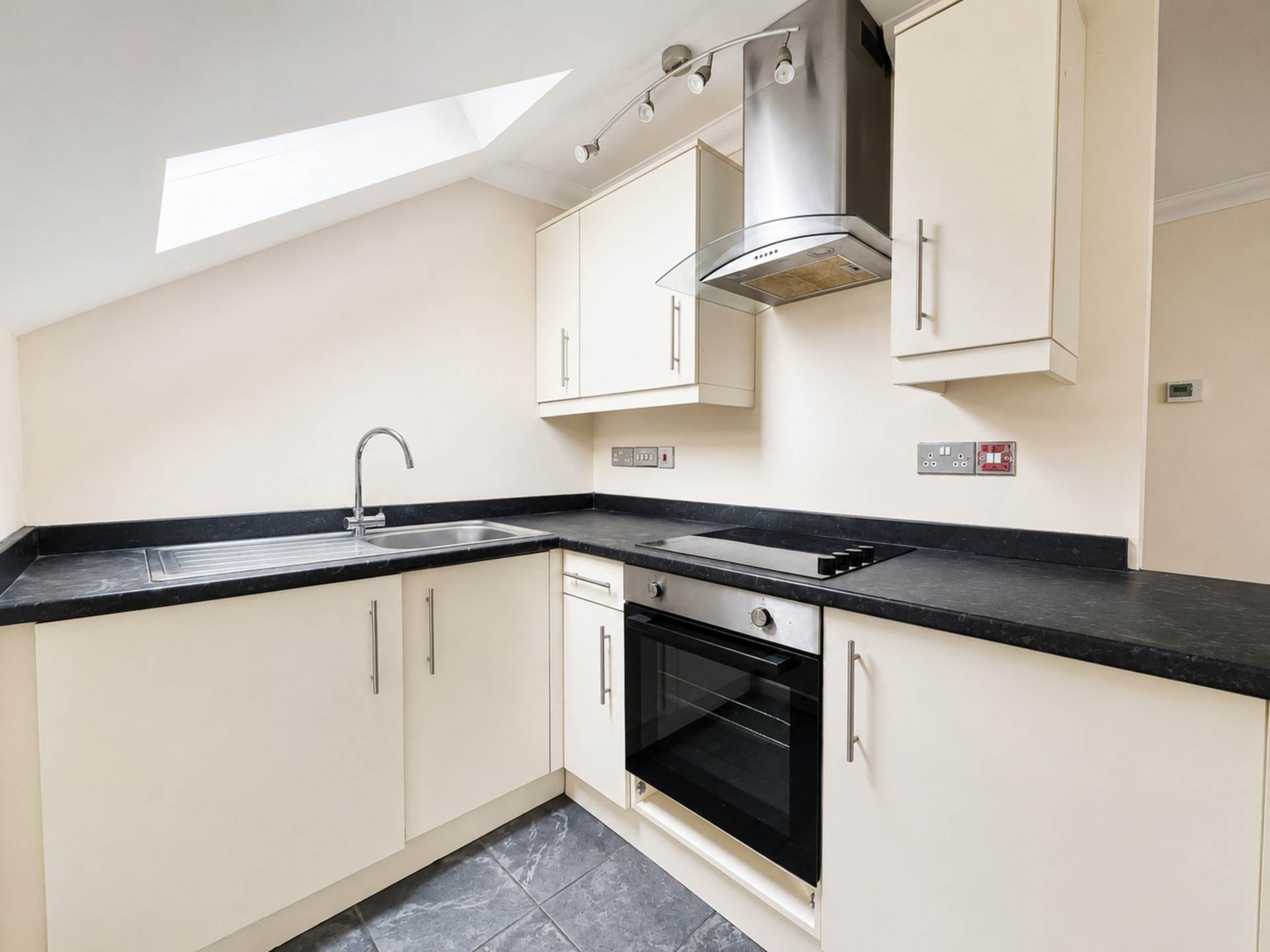 Kingswood Court, Luton, Image 4