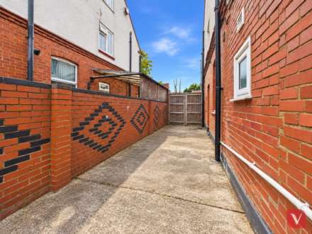 Dunstable Road, Luton, Image 12