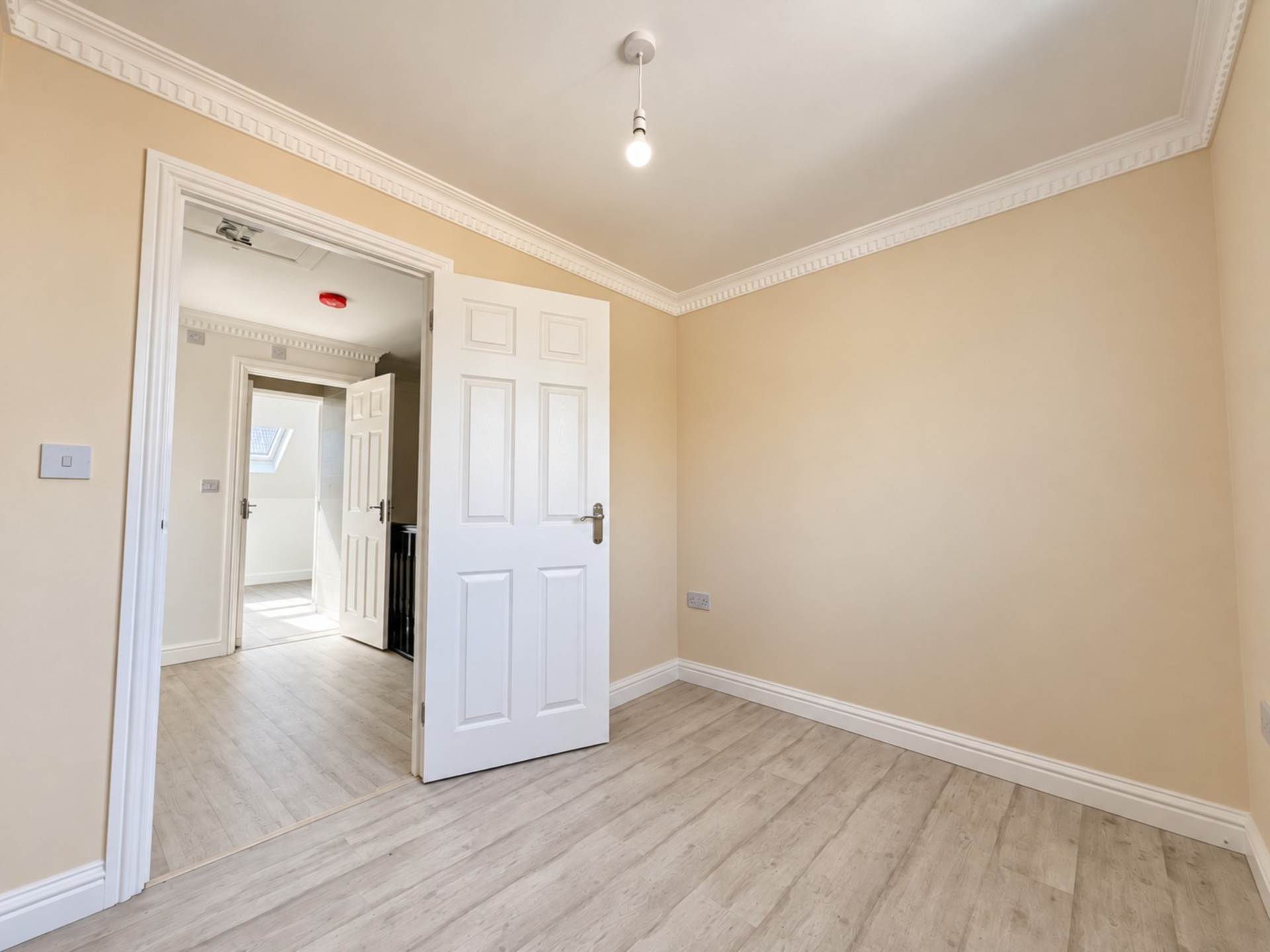 Anmer Gardens, Luton, Image 20