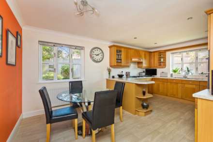 Swandean Close, Worthing, Image 4
