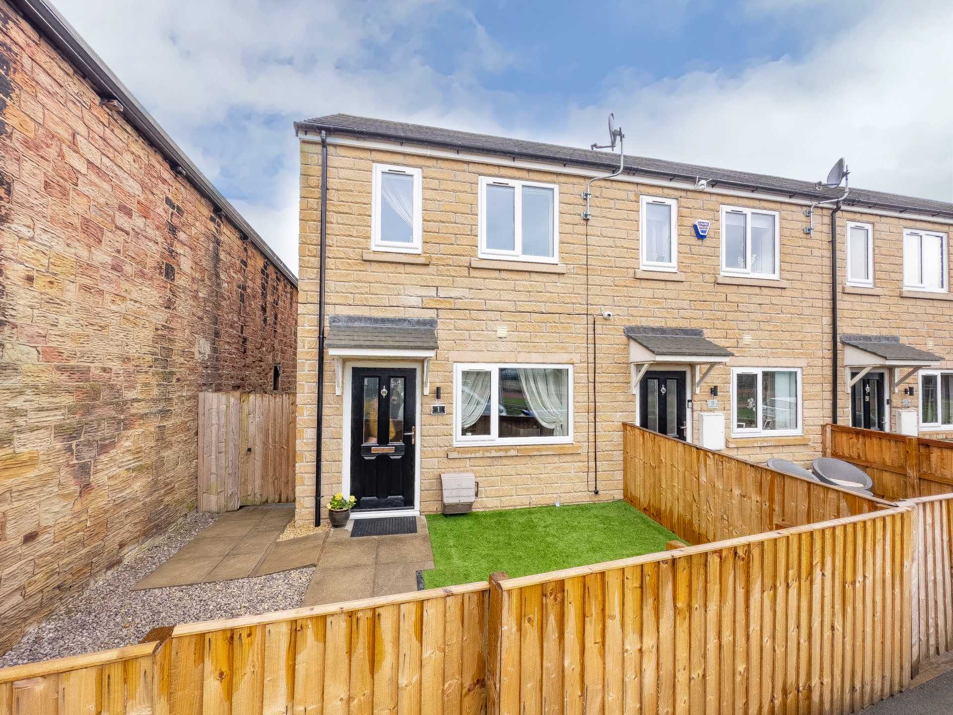 Willow Tree Court, Heckmondwike, Image 1