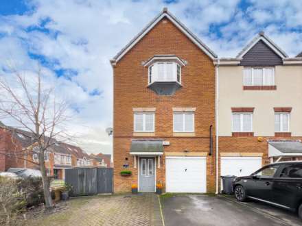 4 Bedroom Town House, Fern View, Gomersal