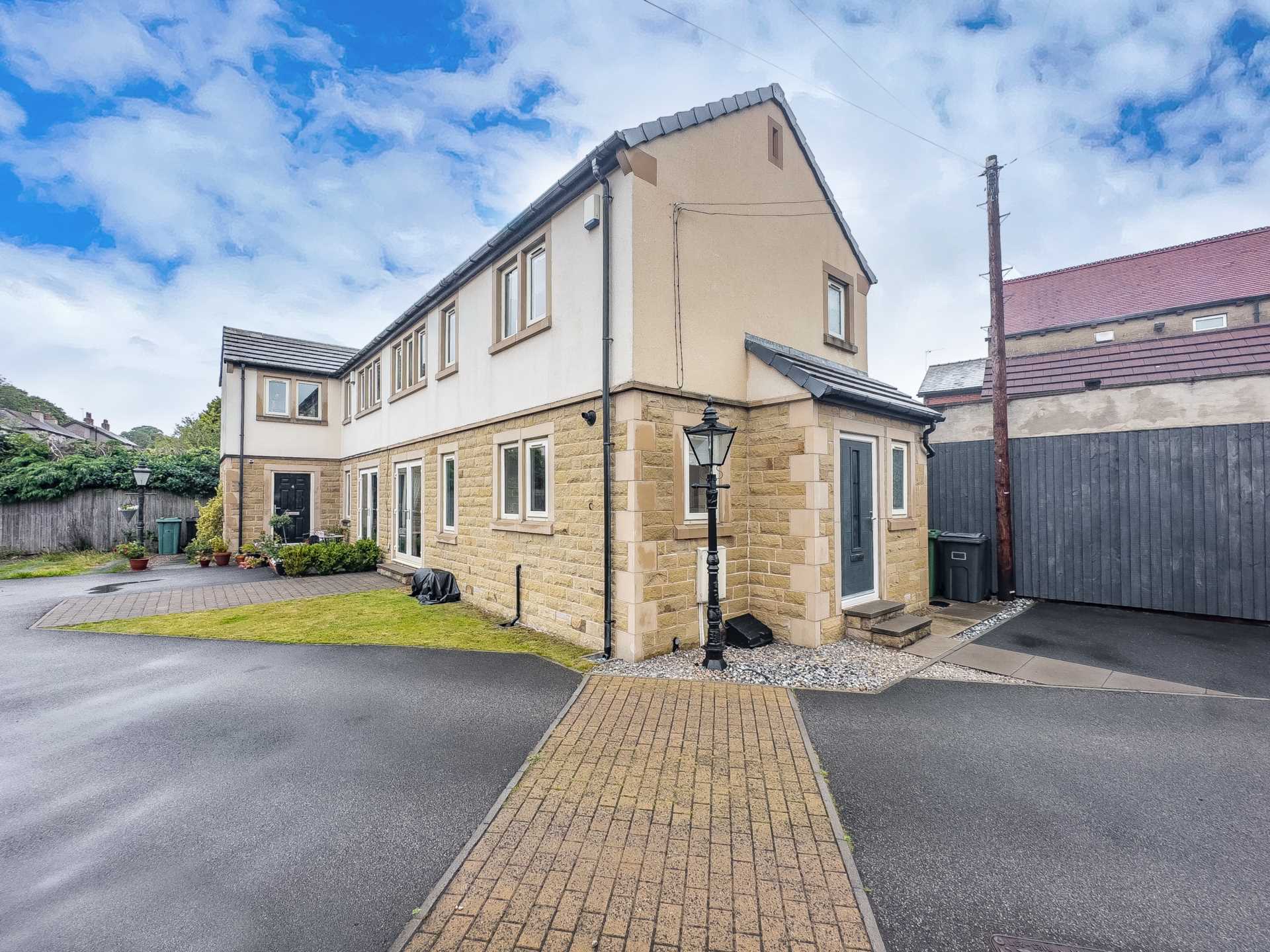 Carlton Court, Birkenshaw, Image 1