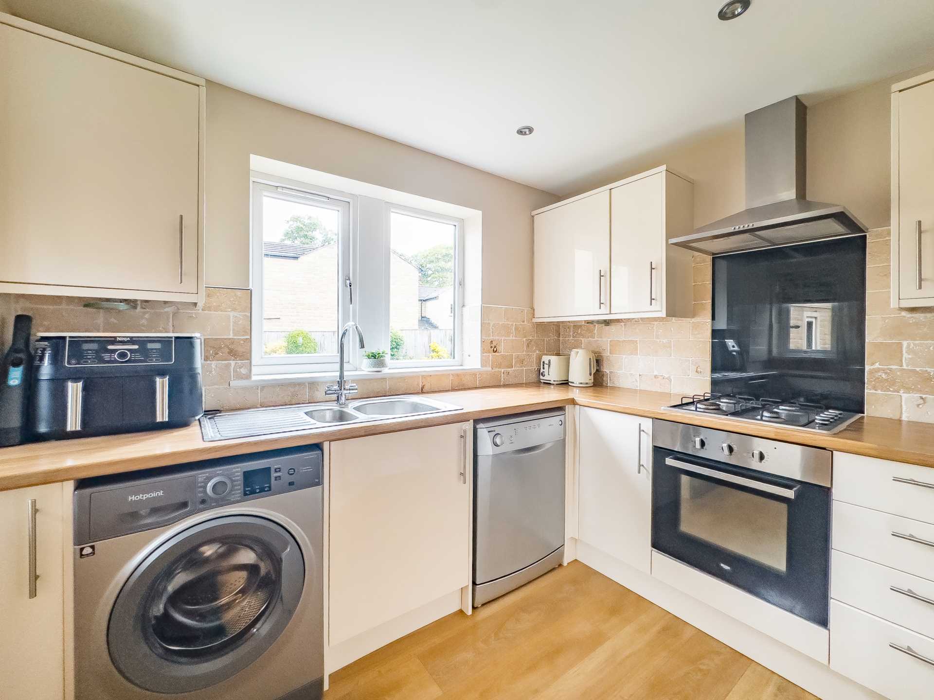 Carlton Court, Birkenshaw, Image 4