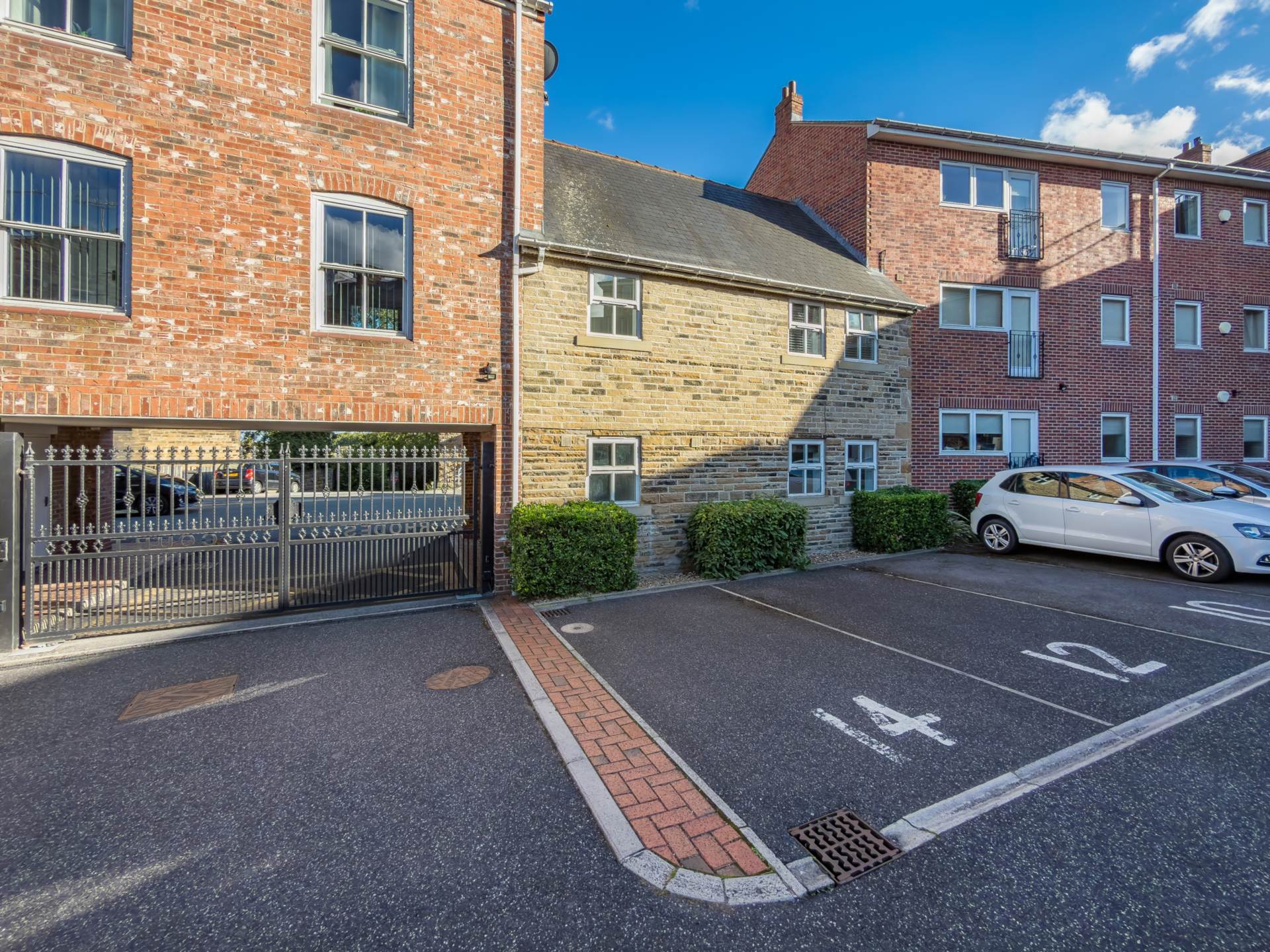 Rhodes Court, Leeds, Image 17