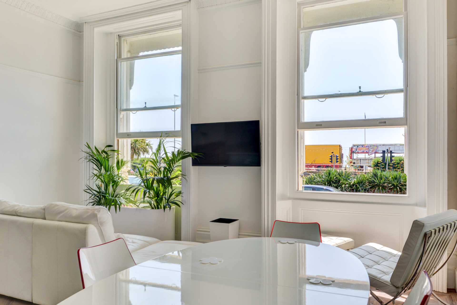 Worthing Seafront Apartment. Iconic Heene Terrace., Image 2