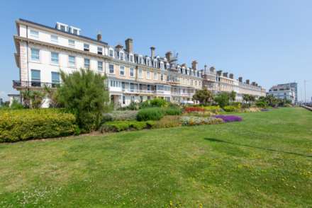 Worthing Seafront Apartment. Iconic Heene Terrace., Image 3