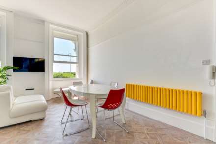 Worthing Seafront Apartment. Iconic Heene Terrace., Image 5