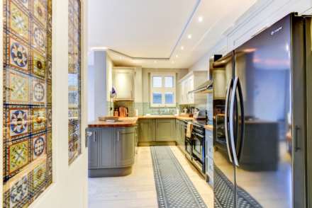 Second Avenue Three Bedroom Apartment Hove with TWO CAR PARKING SPACES. HOLIDAY LET -  DOG FRIENDLY, Image 4