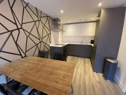 Halo, Simpson Street, Image 3