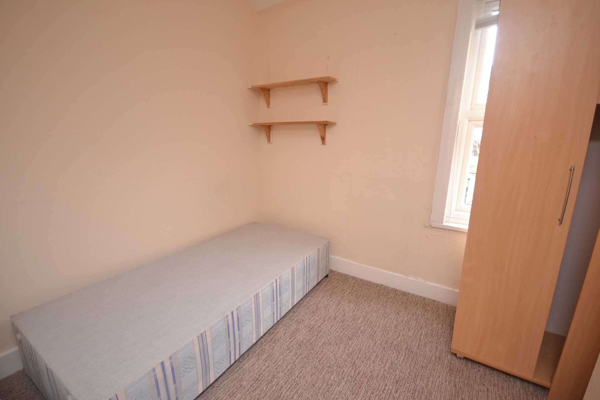 Pitcroft Avenue, Reading, Image 6