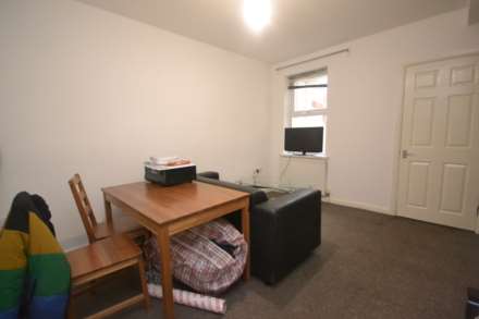 Pitcroft Avenue, Reading, Image 2