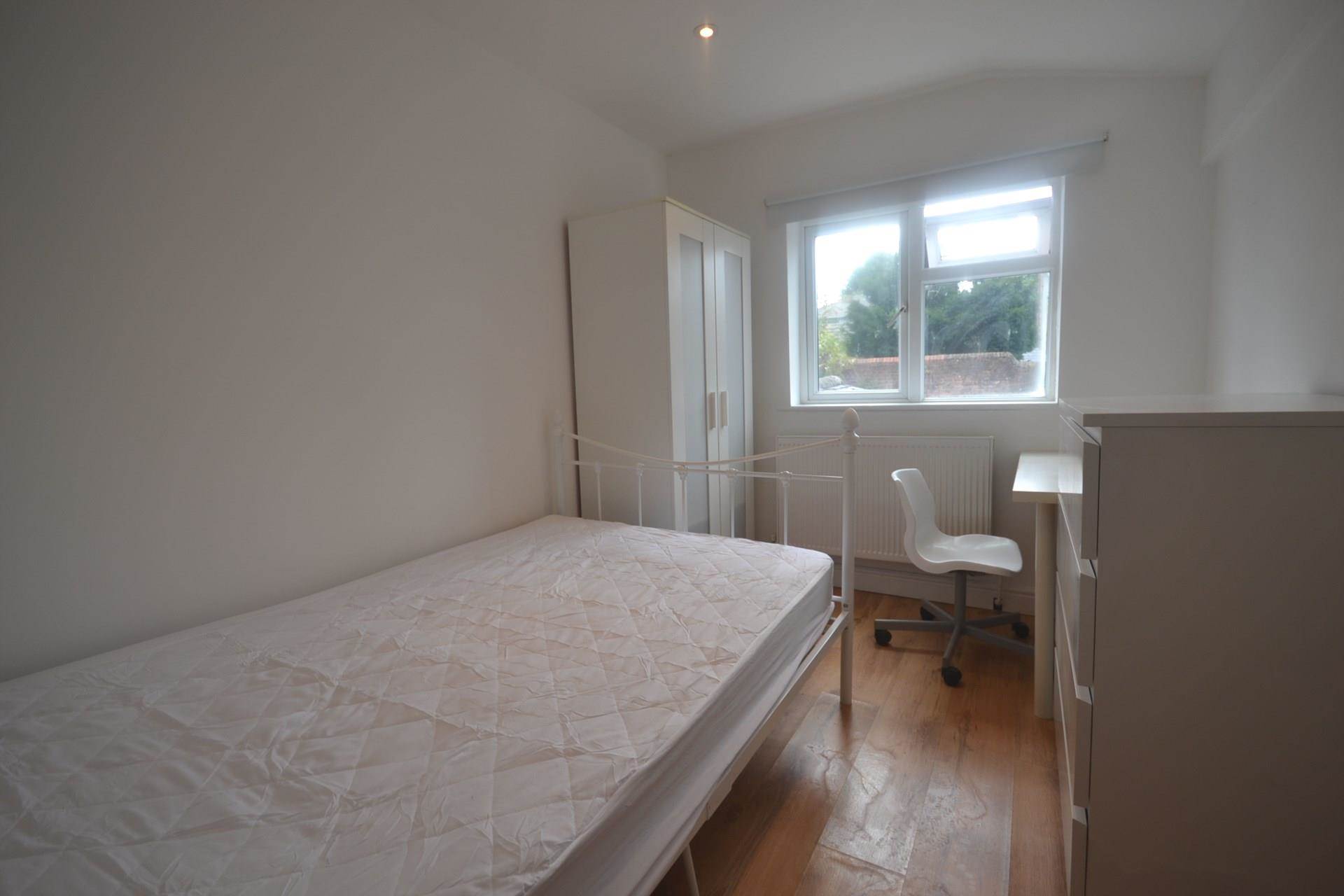 Donnington Gardens, Reading, Image 8