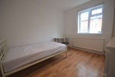 Donnington Gardens, Reading, Image 9