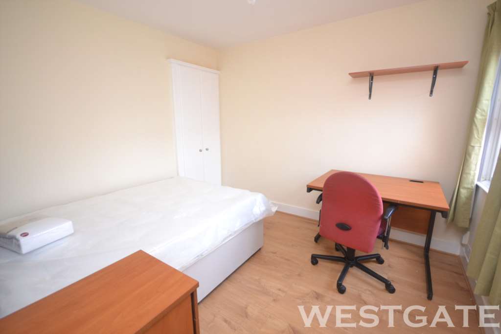 Pitcroft Avenue, Reading, Image 6