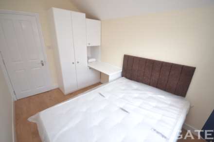 Pitcroft Avenue, Reading, Image 7