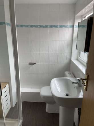 Pitcroft Avenue, Reading, Image 20