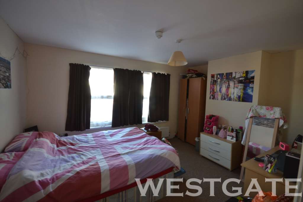 St Edwards Road, Uni Area, Image 4