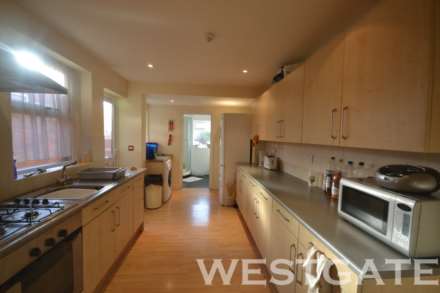 6 Bedroom Terrace, St Edwards Road, Uni Area