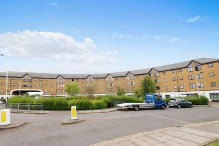 3 Bedroom Flat, Comer Crescent, Southall