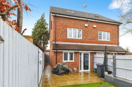 Connaught Close, Uxbridge, Image 17