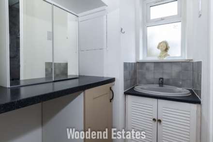 Brendon Close, Harlington, Image 14