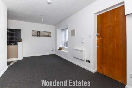 Brendon Close, Harlington, Image 4