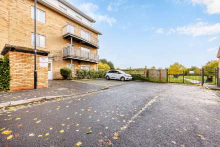 2 Bedroom Flat, Primrose Place, Isleworth  TW7