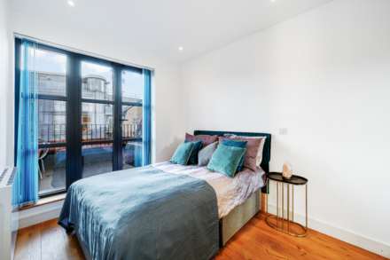 High Street, Brentford, Image 12