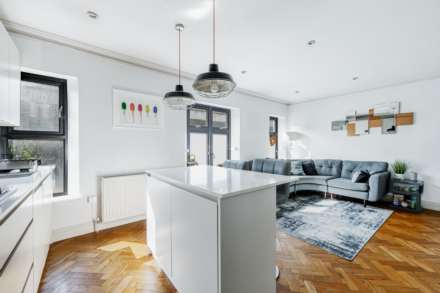 Adelaide Terrace, Great West Road, Brentford, Image 2