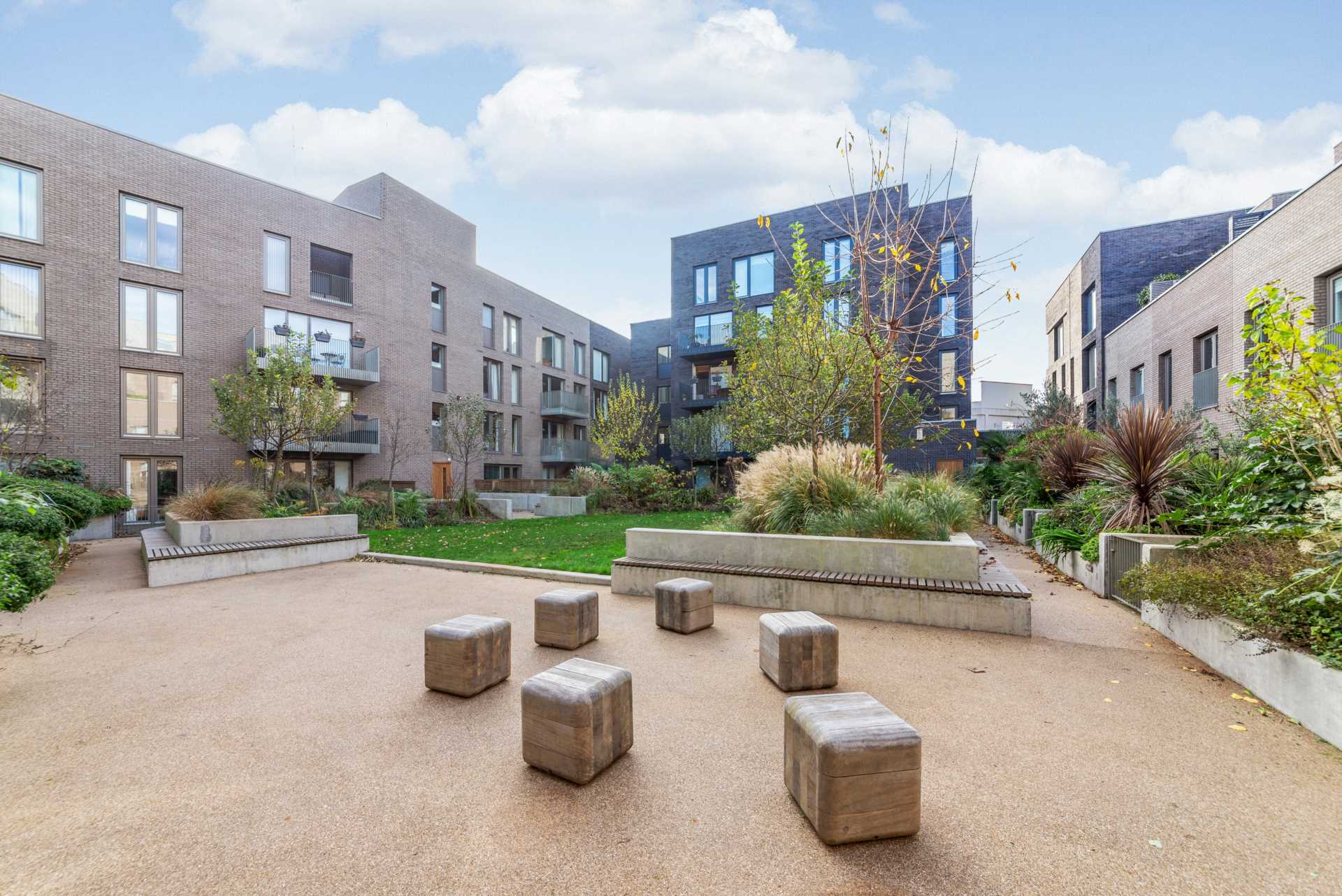 Narrowboat Avenue, Brentford Lock West, Image 12