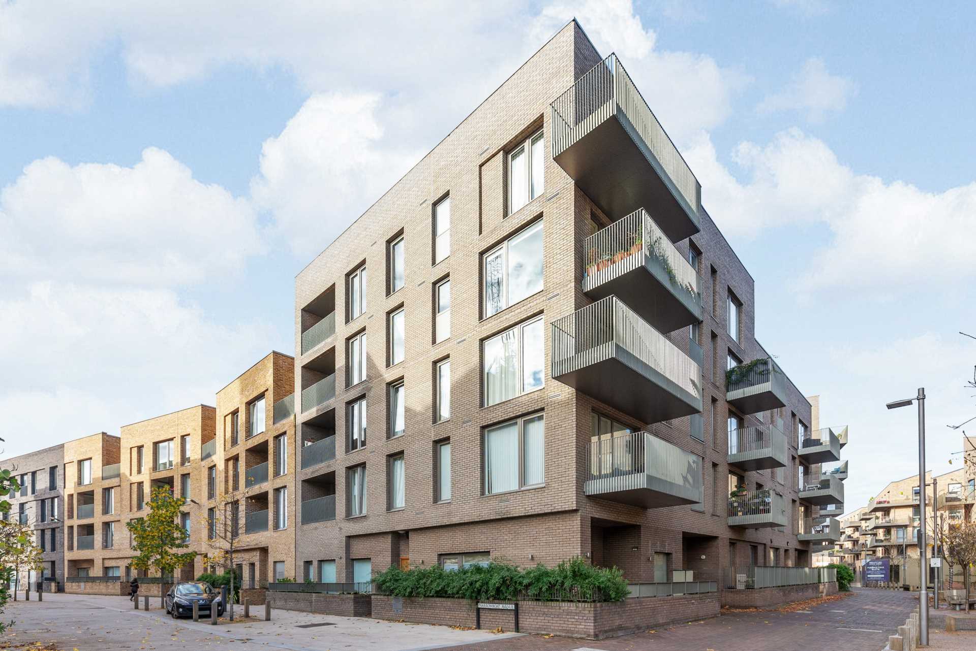 Narrowboat Avenue, Brentford Lock West, Image 13