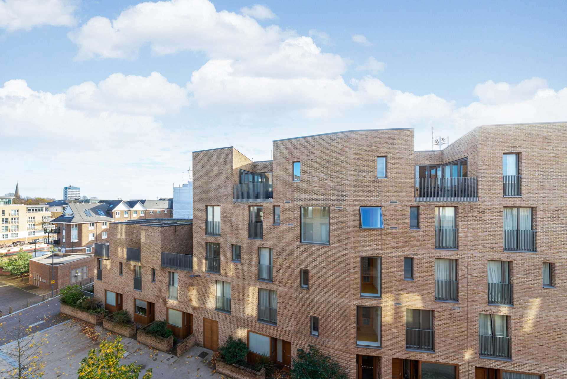 Narrowboat Avenue, Brentford Lock West, Image 2