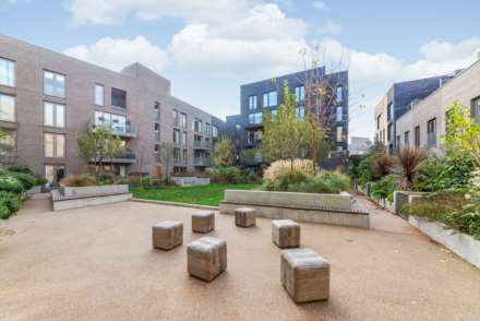 Narrowboat Avenue, Brentford Lock West, Image 12
