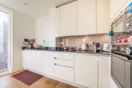 Narrowboat Avenue, Brentford Lock West, Image 5
