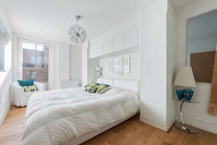 Narrowboat Avenue, Brentford Lock West, Image 7