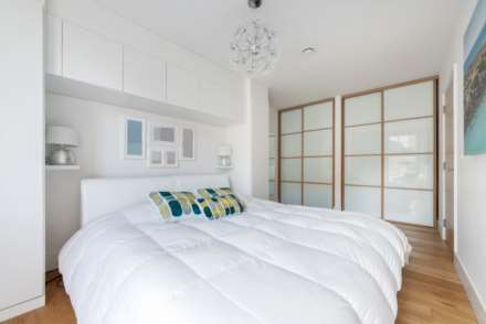 Narrowboat Avenue, Brentford Lock West, Image 8