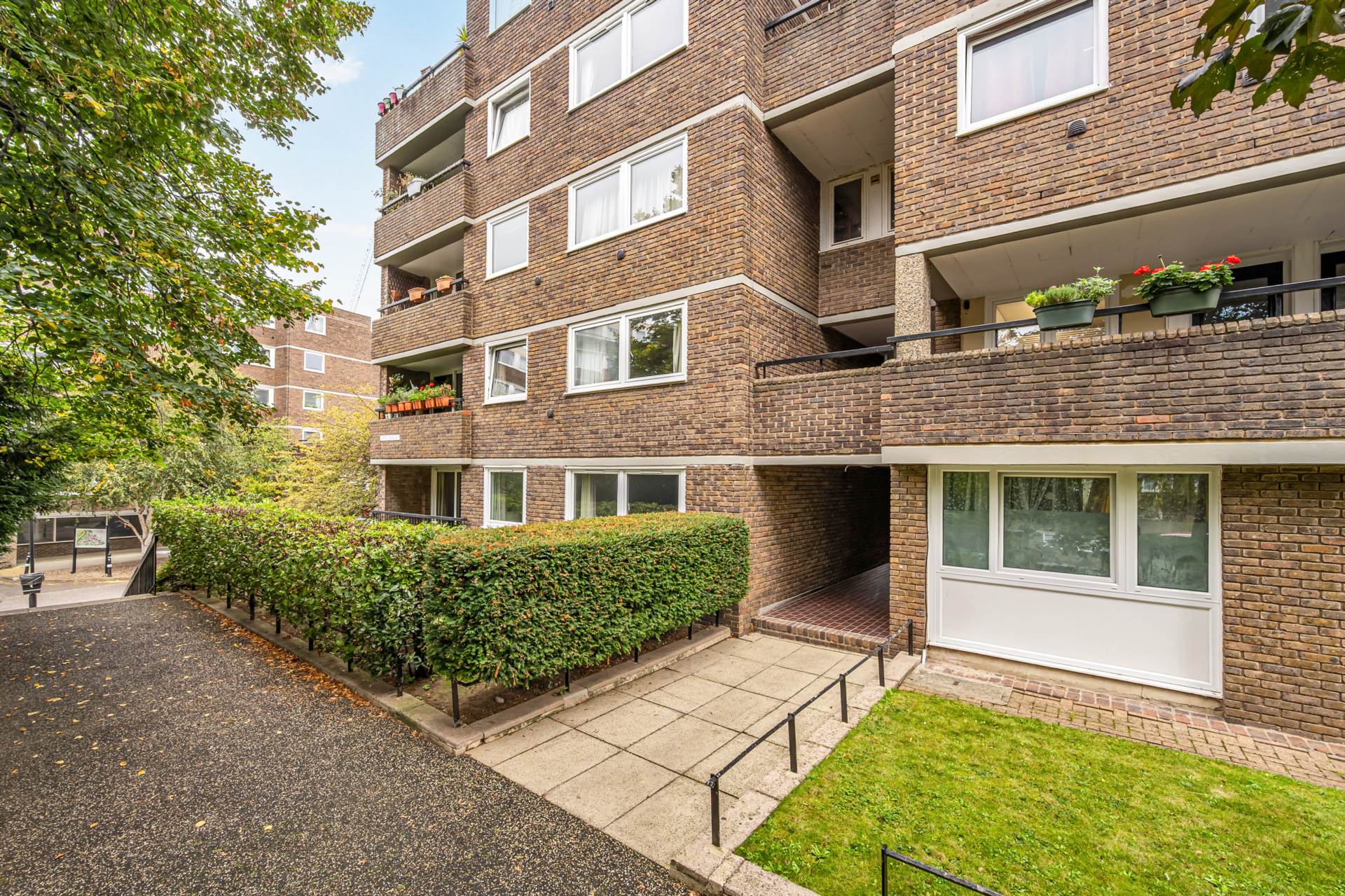 Nero Court, Brentford Dock, Image 1