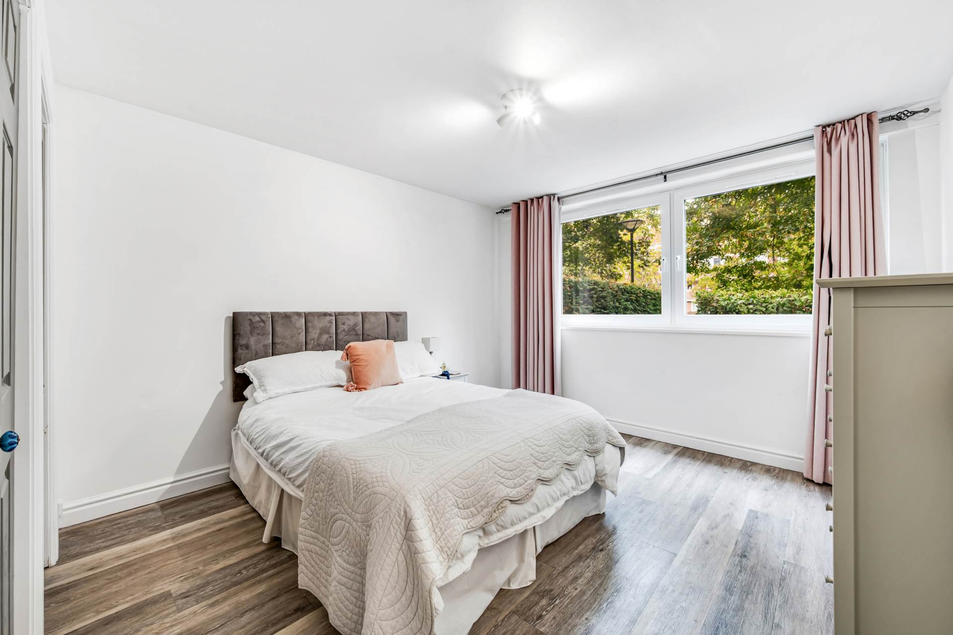 Nero Court, Brentford Dock, Image 7