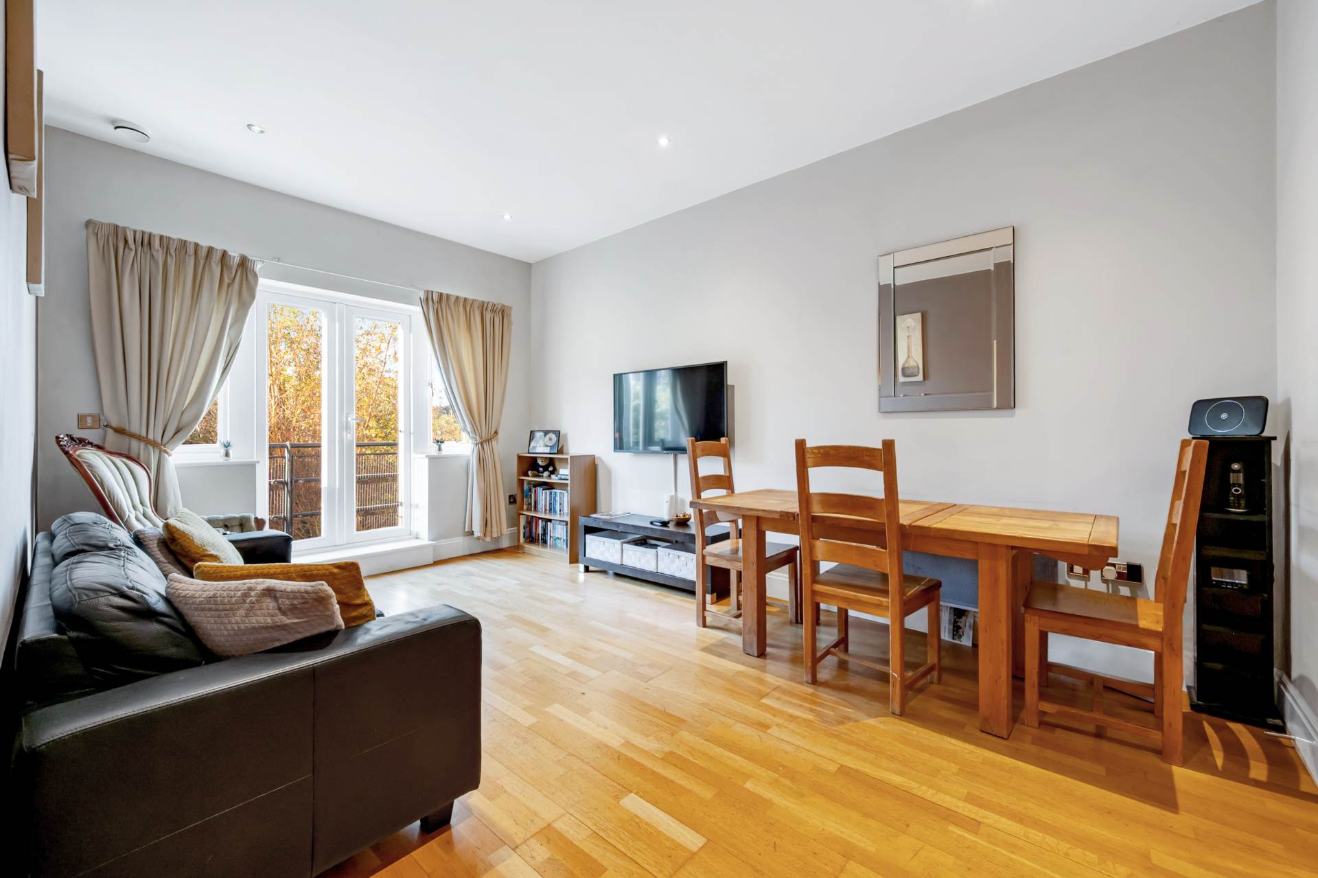 Oakbark House, Brentford, Image 1