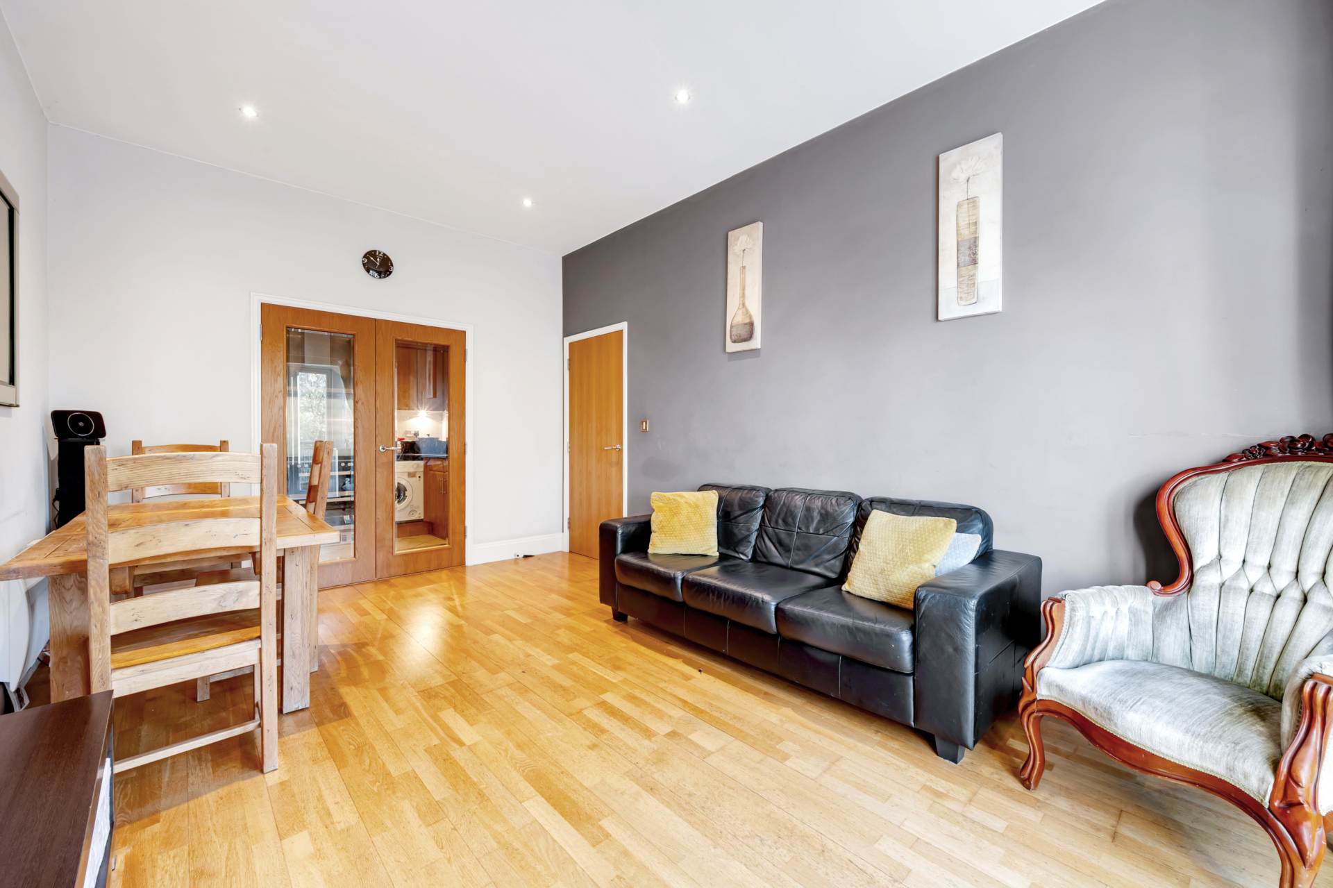 Oakbark House, Brentford, Image 3