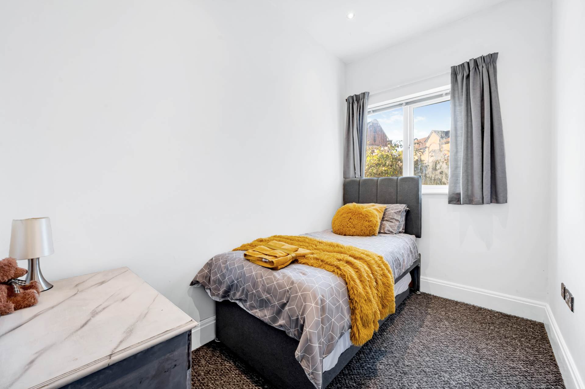 Oakbark House, Brentford, Image 8