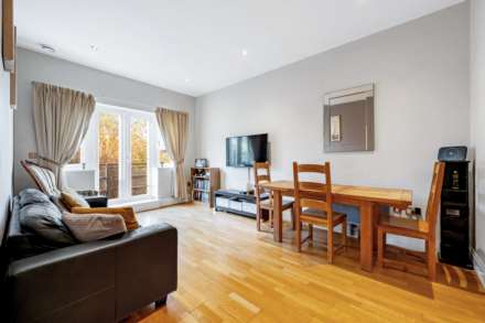 Oakbark House, Brentford, Image 1