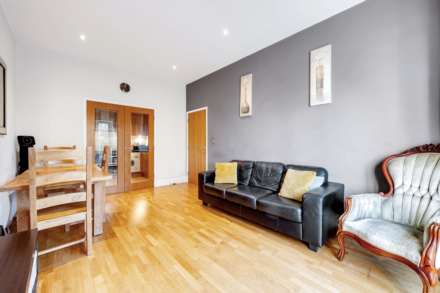 Oakbark House, Brentford, Image 3