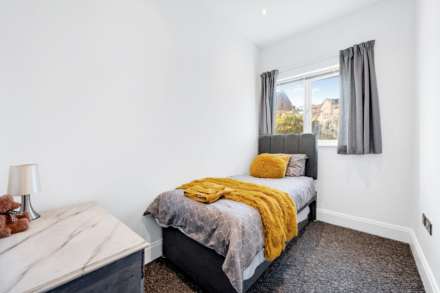 Oakbark House, Brentford, Image 8